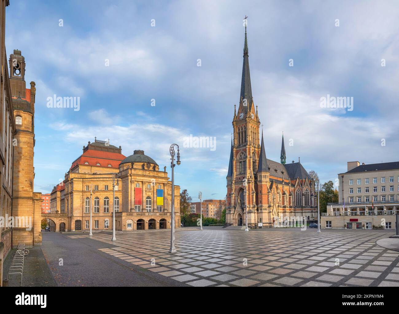 Chemnitz, Alemania. Vista de la plaza Theaterplatz con edificios de ópera y la iglesia Petrikirche Foto de stock