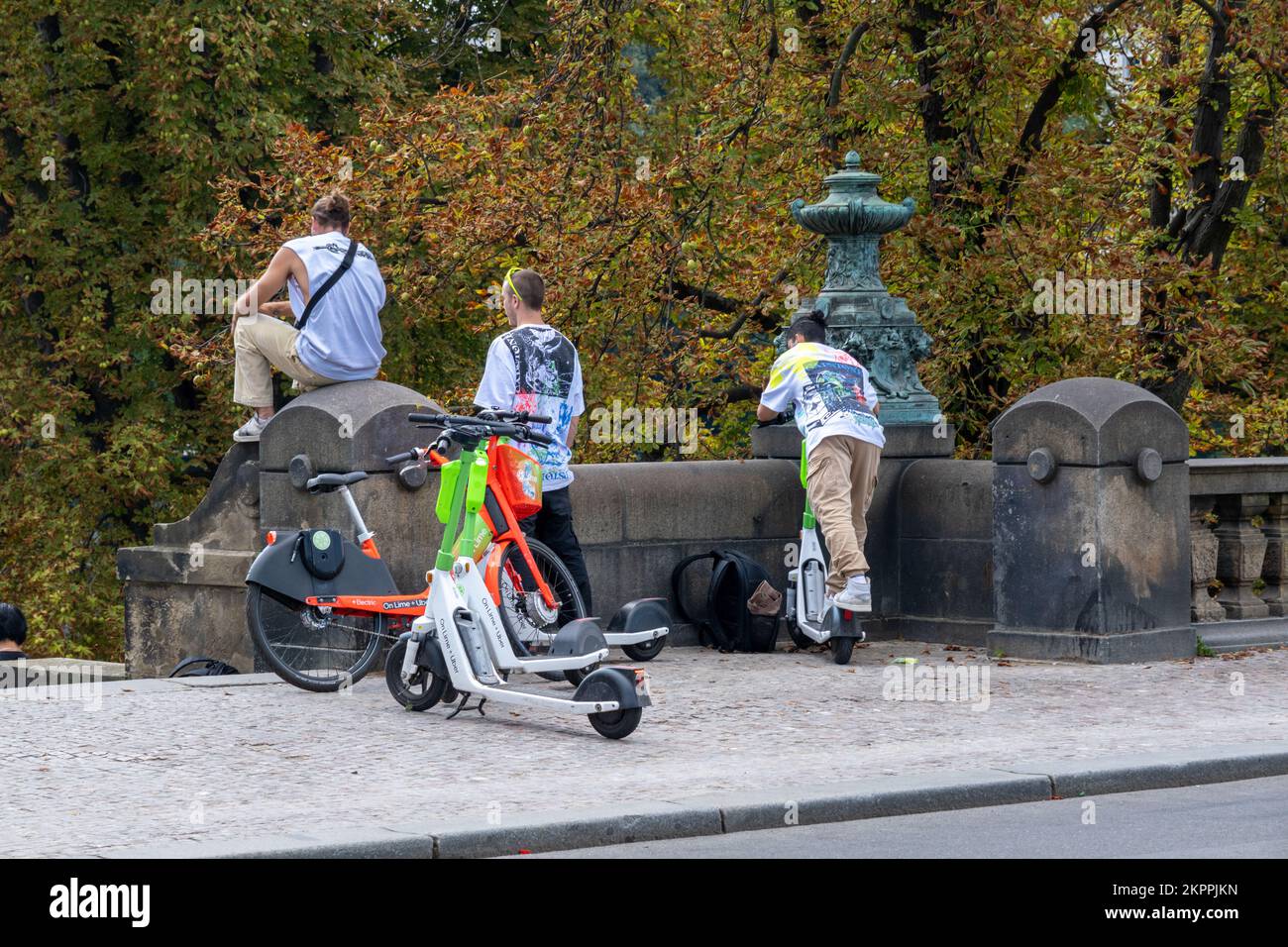 Praga, República Checa - 5 de septiembre de 2022: Uber Jump e-bikes y e-scooters Foto de stock