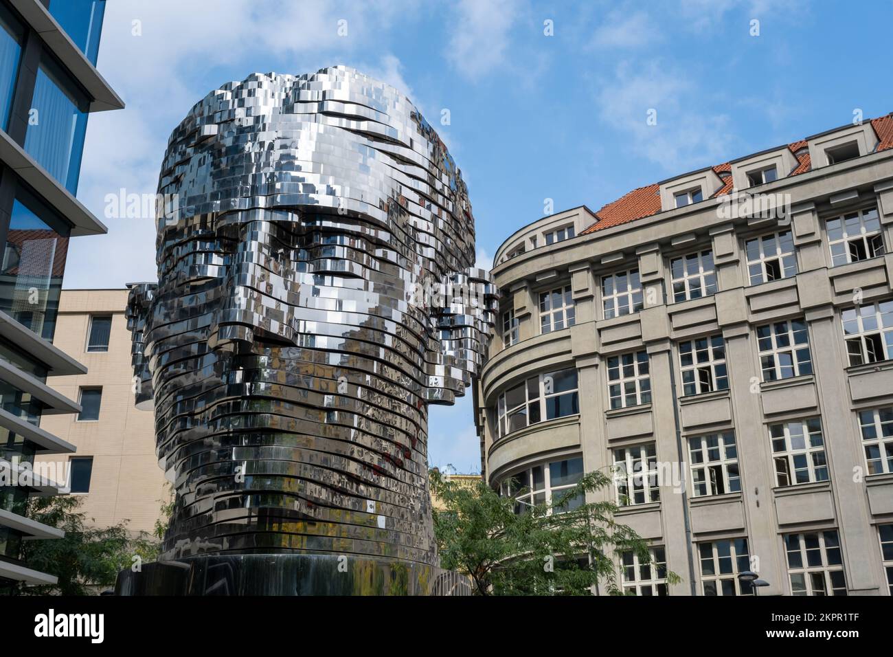 Praga, República Checa - 5 de septiembre de 2022: El jefe de Franz Kafka por David Cerny Foto de stock