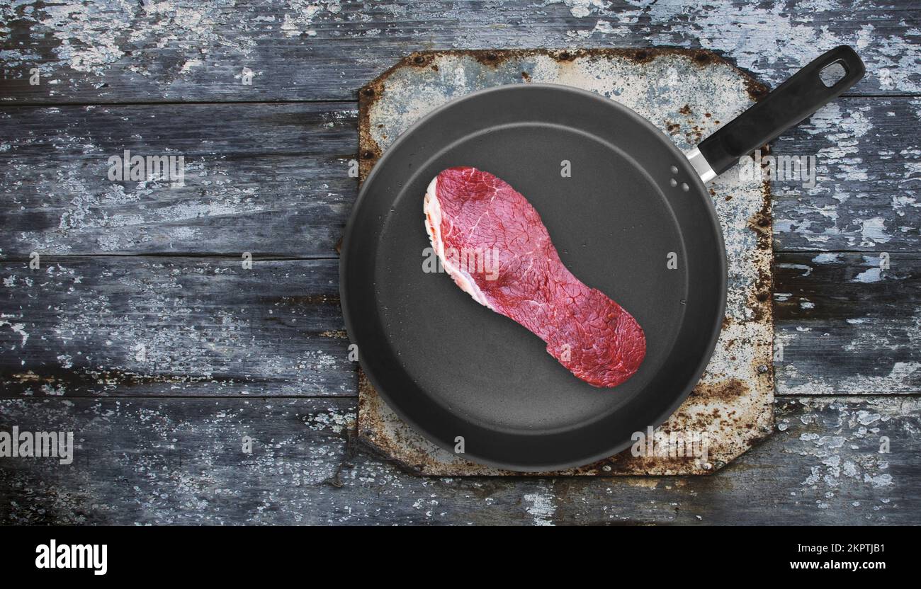 Corte de carne en forma de suela de zapato en sart n. Concepto de