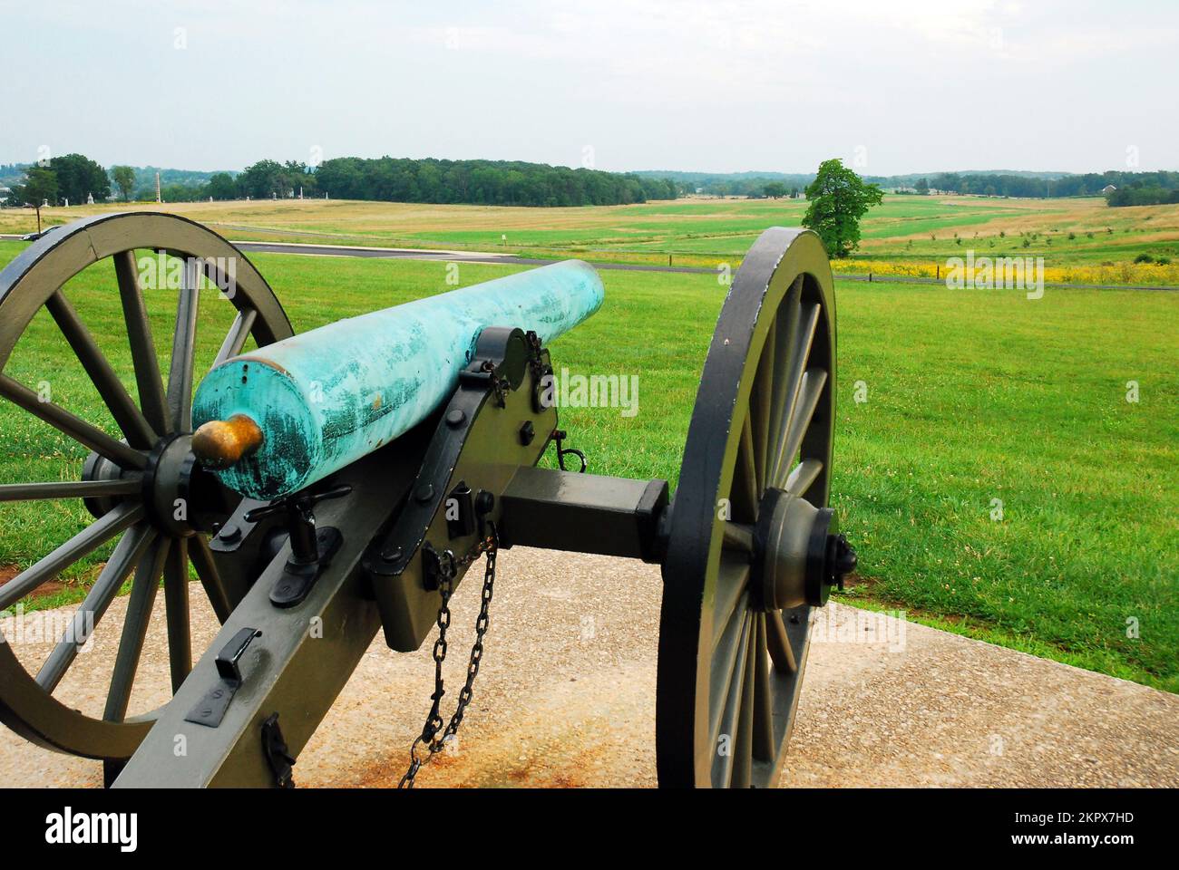 Un cañón de la Guerra Civil Americana se encuentra sobre un campo y prado en el campo de batalla nacional de Gettysburg en Pensilvania Foto de stock