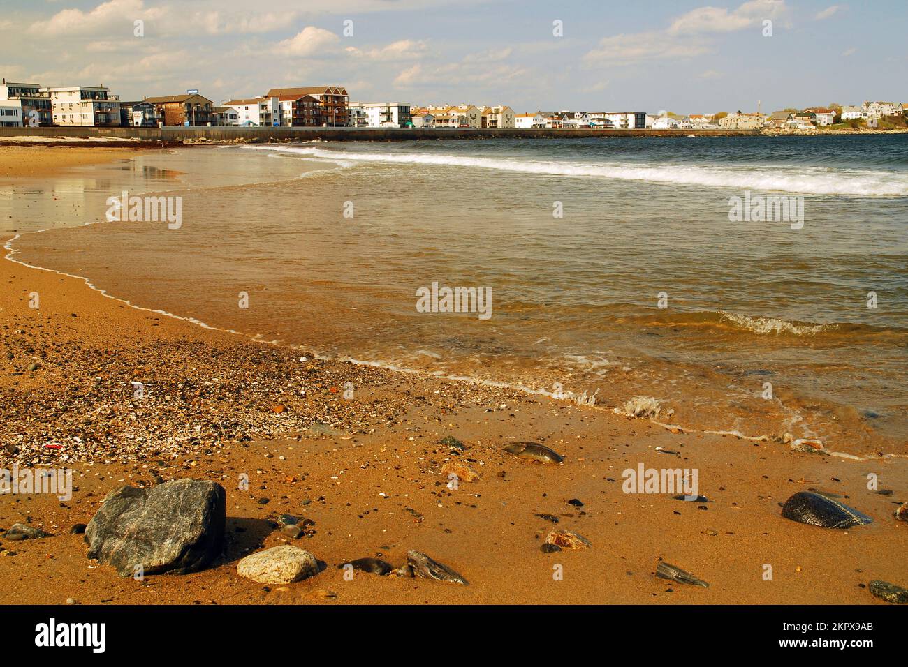 Una costa rocosa en las afueras de la ciudad donde las casas de verano bordean la costa Foto de stock