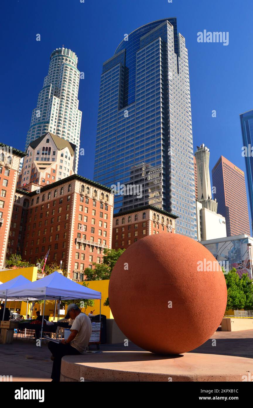 Una gran esfera se encuentra cerca del centro de Pershing Park rodeado por el rascacielos del centro de Los Ángeles Foto de stock