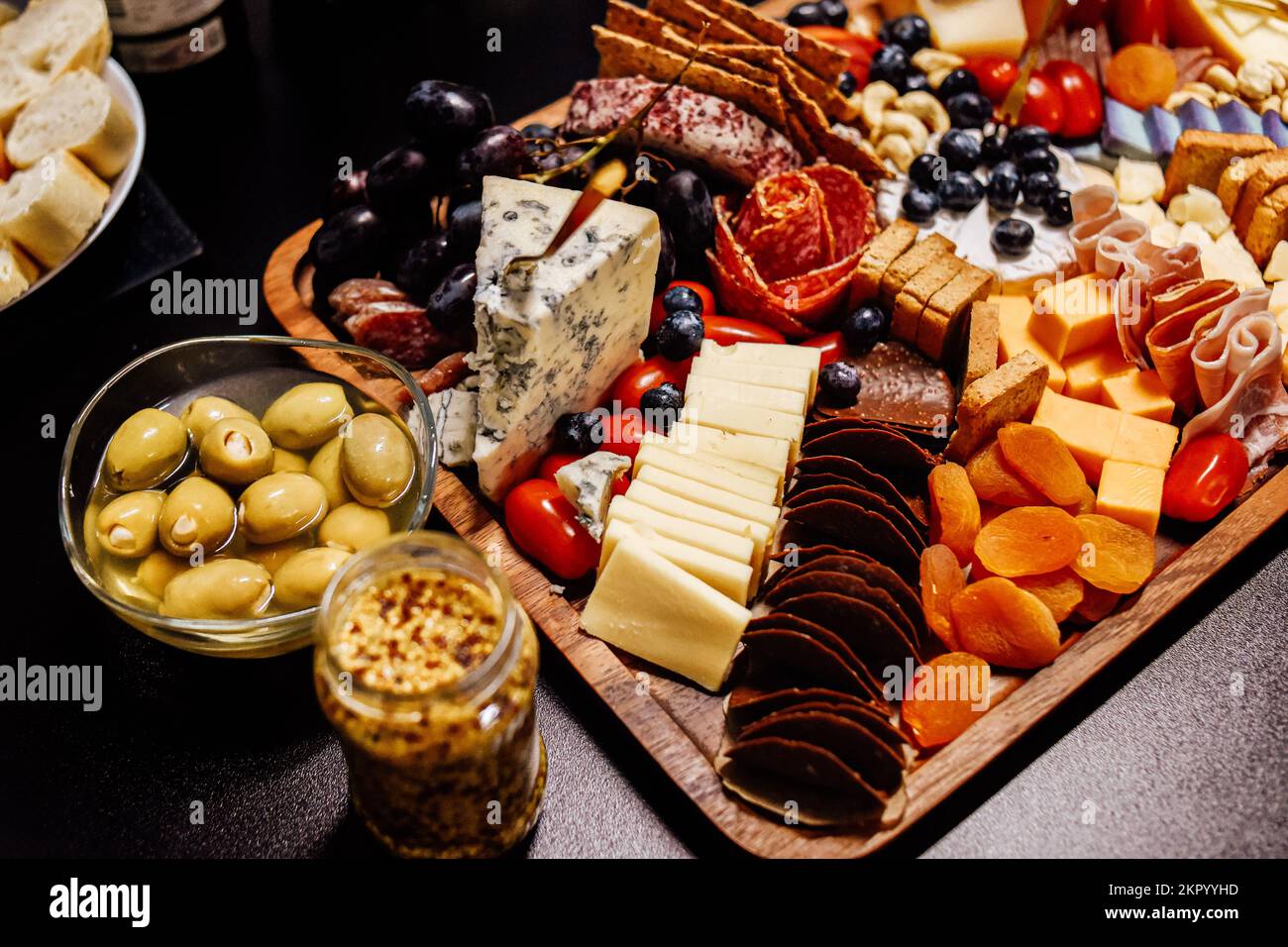 Tabla de quesos, tabla de quesos, carne y tabla. Verduras y frutas con queso  y chocolate, prosciutto y salami con pan. Una gran tabla de aperitivos para  Fotografía de stock - Alamy