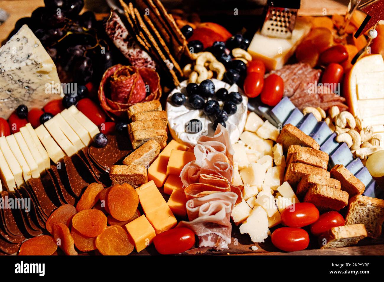 Tabla de quesos, tabla de quesos, carne y tabla. Verduras y frutas con queso  y chocolate, prosciutto y salami con pan. Una gran tabla de aperitivos para  Fotografía de stock - Alamy