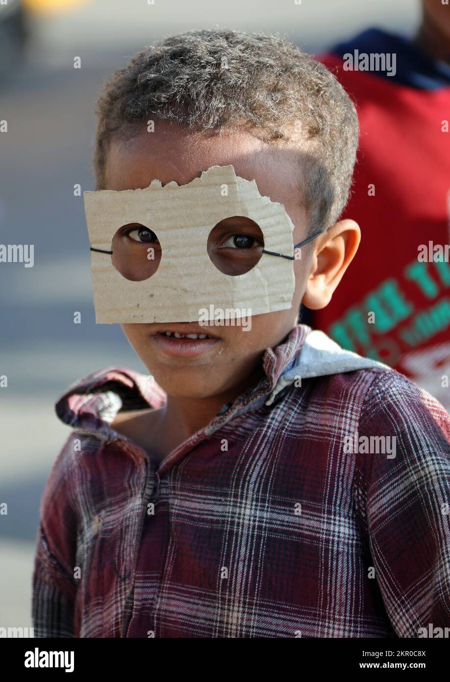 Niño pequeño en Eritrea usando una máscara de ojos casera para el juego de rol Foto de stock