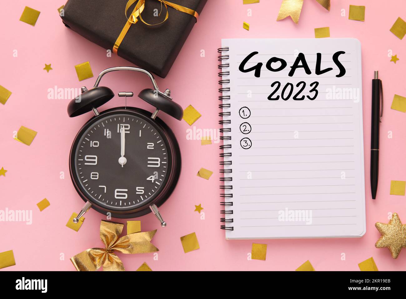 Cuaderno con lista de tareas en blanco para el año 2023, despertador y  decoración sobre fondo rosa Fotografía de stock - Alamy