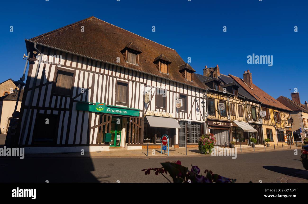 Calle de verano de Aubigny-sur-Nere por la tarde Foto de stock