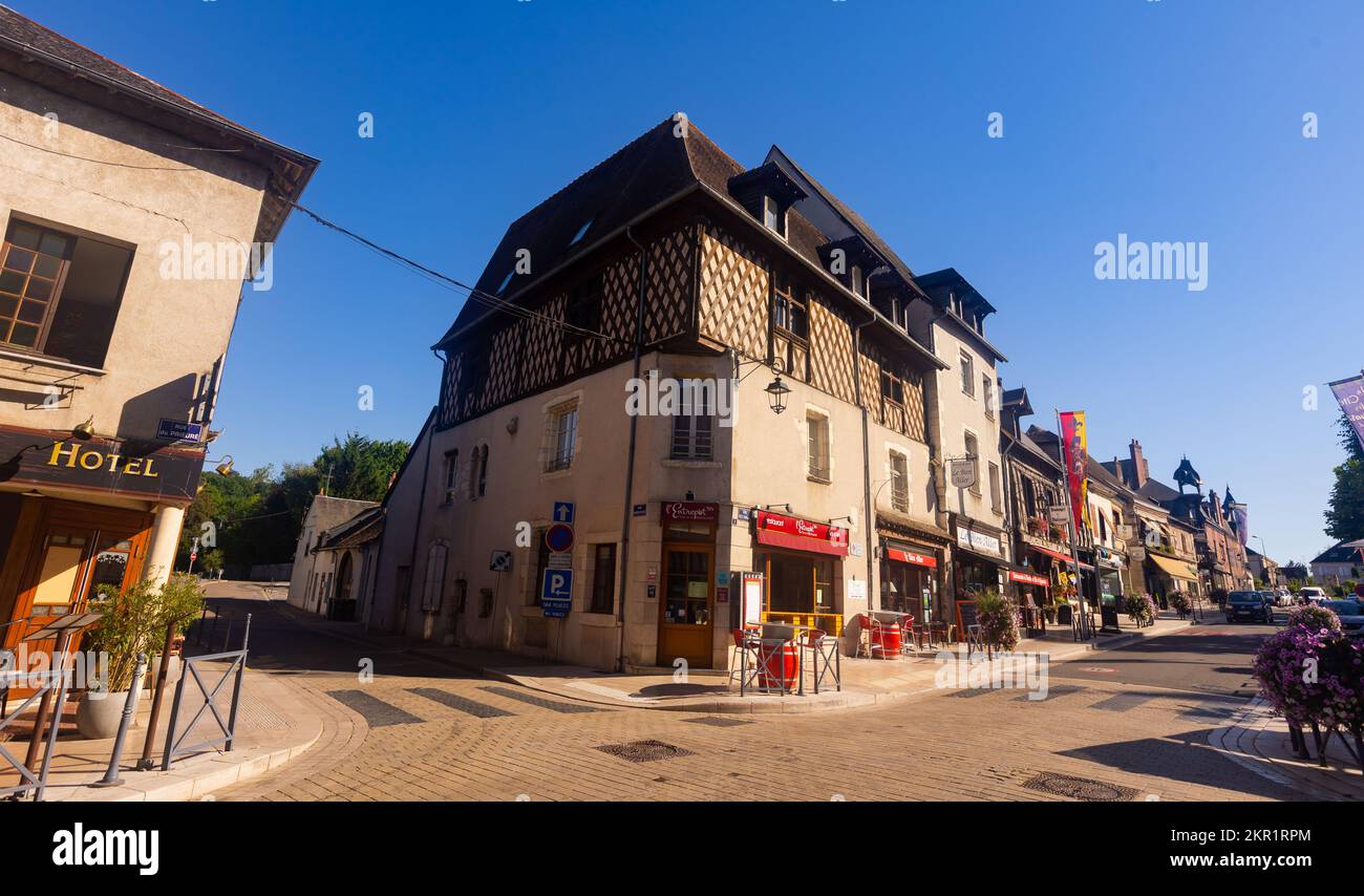 Calle de verano de Aubigny-sur-Nere por la tarde Foto de stock