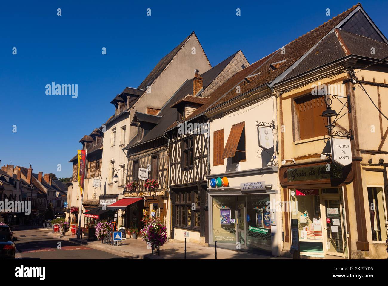 AUBIGNY-SUR-NERE, FRANCIA - 11 DE AGOSTO de 2022: Paisaje de verano de las calles de la ciudad Foto de stock