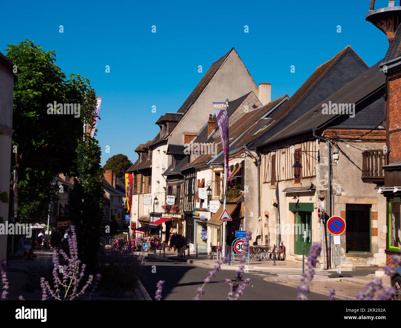 AUBIGNY-SUR-NERE, FRANCIA - 11 DE AGOSTO de 2022: Paisaje de verano de las calles de la ciudad Foto de stock