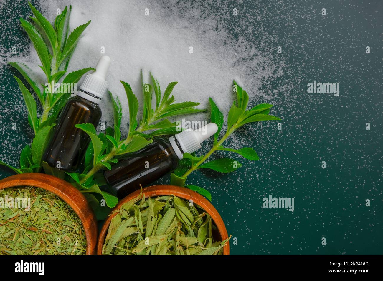 Stevia rebaudiana.Estevia seca, polvo y extracto líquido de estevia en