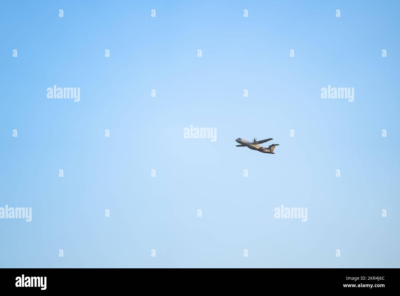 Tauranga Nueva Zelanda 22 2022 de noviembre; distante avión de Air Nueva Zelanda después de despegue alto contra el cielo azul Foto de stock