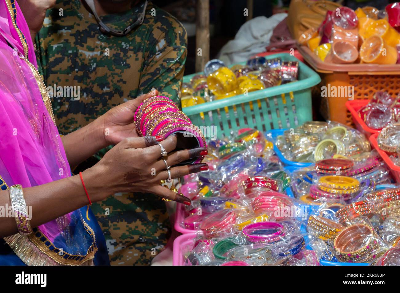 Masai abalorios pulseras para su venta fuera de tienda en Olduvai