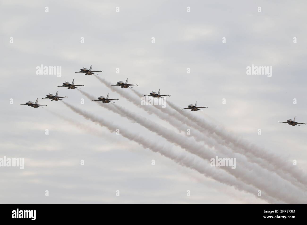 KAI T-50B Golden Eagles de Black Eagles, el equipo de demostración de vuelo de la Fuerza Aérea de la República de Corea, a su llegada a la RAF Fairford en Gloucestershire para participar en el Royal International Air Tattoo 2022. Foto de stock