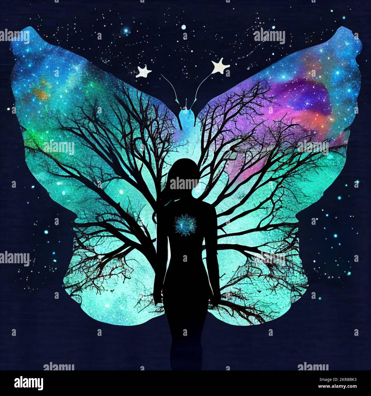 Una mujer mezclada con un árbol, con alas de hadas siluetas sobre nebulosas y cielos estrellados Foto de stock