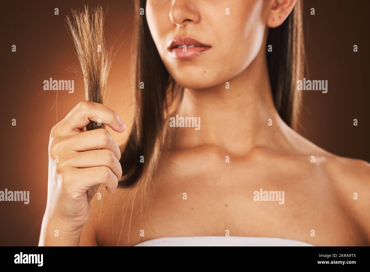 Problema de cabello, falla y estrés de la mujer con el cabello dañado, puntas abiertas o mal corte de cabello. Trichology crisis, el desastre del pelo y el modelo infeliz con la pérdida del pelo o. Foto de stock