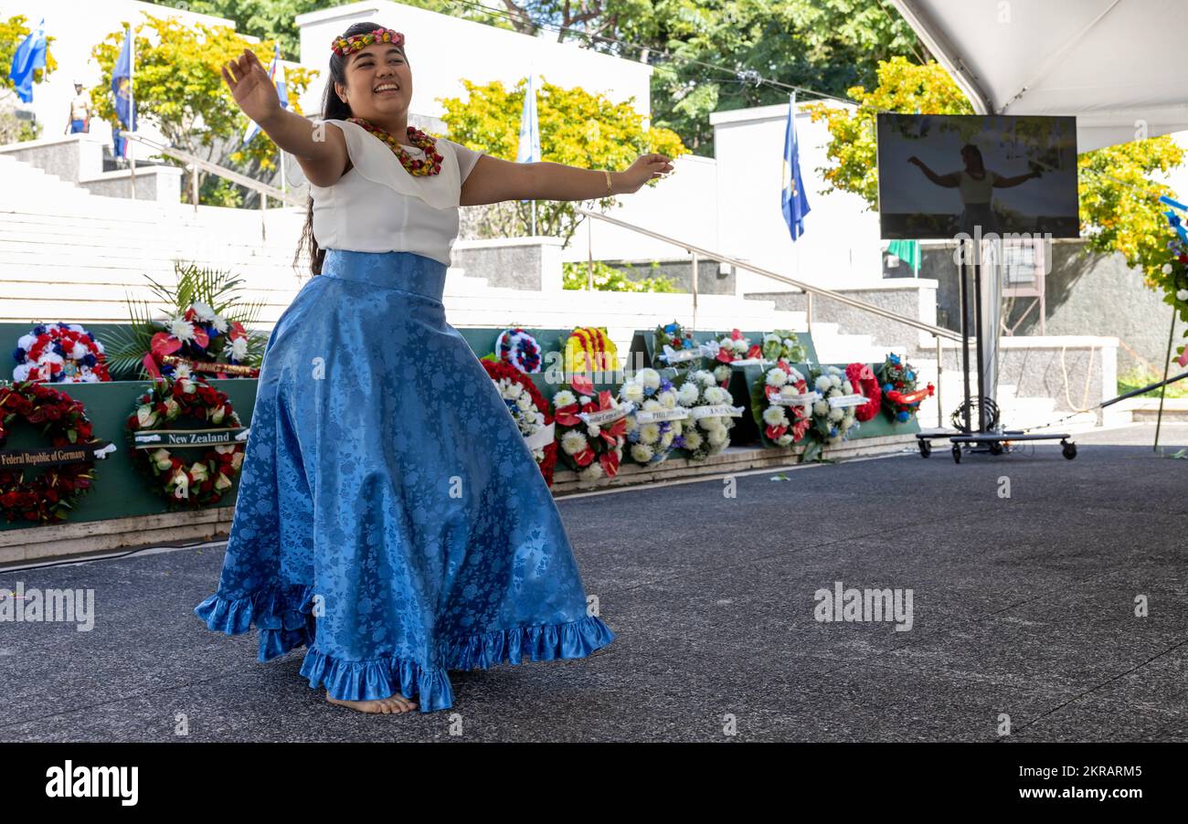 La Sra. Isabella Luke Kalani interpreta el hula “Luana hawaiana” durante una ceremonia del Día de los Veteranos en el Cementerio Nacional Conmemorativo del Pacífico en Honolulu, Hawai, el 11 de noviembre de 2022. El Día de los Veteranos comenzó como el Día del Armisticio, en honor al final de la Primera Guerra Mundial El Día de los Veteranos rinde homenaje a todos los veteranos estadounidenses, vivos o muertos, que sirvieron honestamente a su país durante la guerra o en tiempos de paz. Esta ceremonia fue presentada por el Consejo de Veteranos de Oahu. Foto de stock