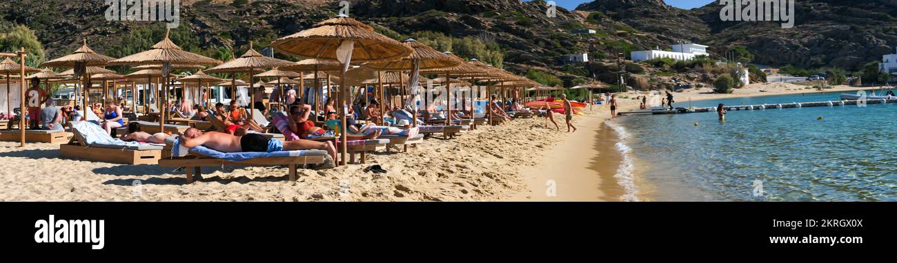 IOS, Grecia - 15 de septiembre de 2022 : Vista de la popular y concurrida playa de arena de Mylopotas en Ios cyclades Grecia Foto de stock