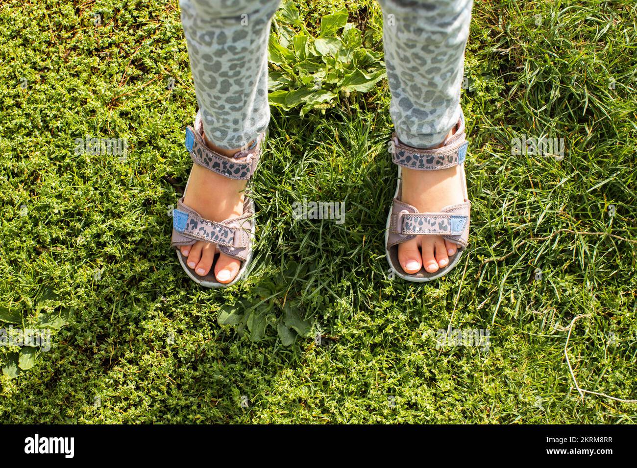 Sandalias césped césped verde niño pies fotografías e imágenes de alta  resolución - Alamy