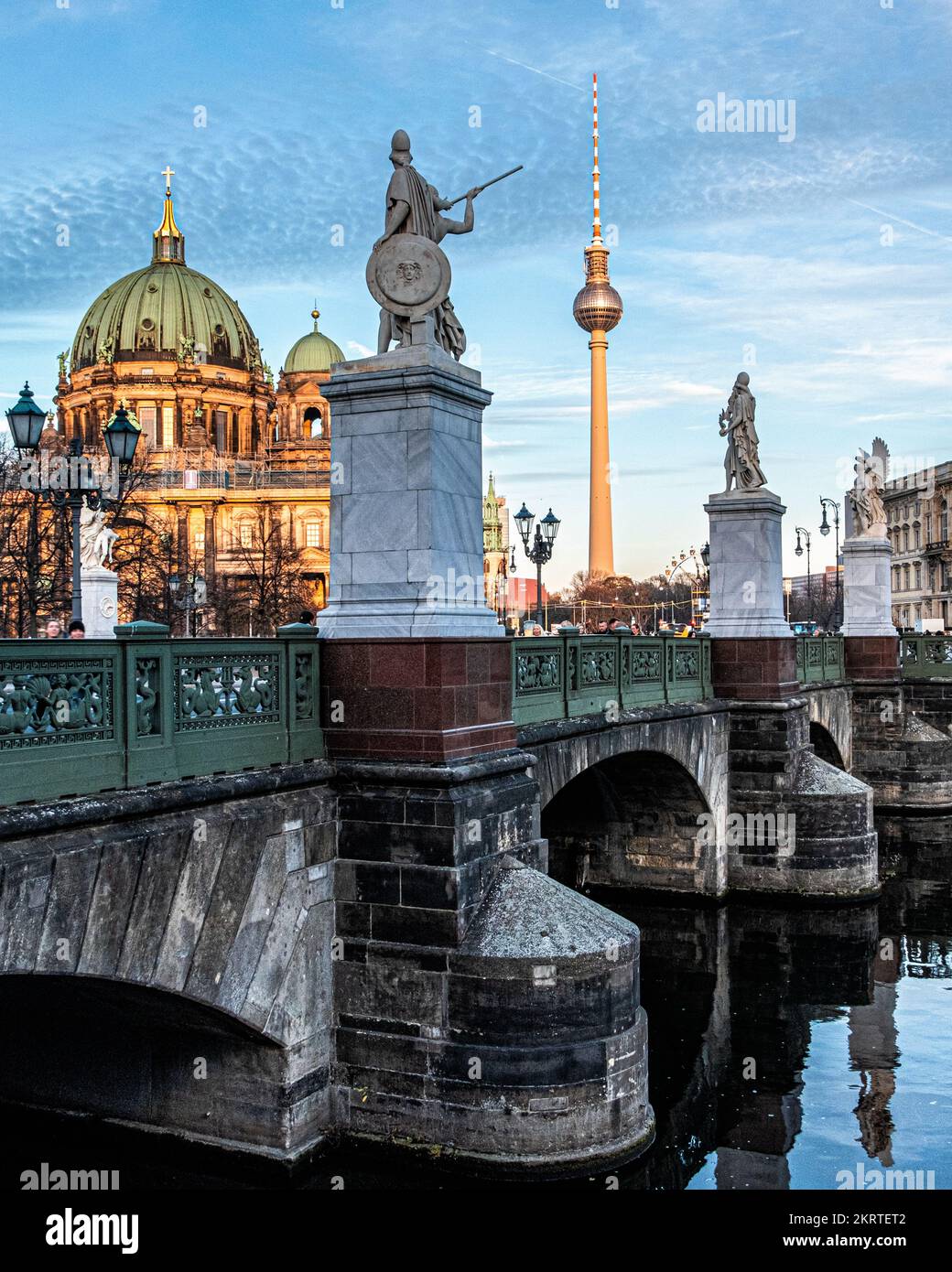 Berlín, Mitte, puente Schloss con esculturas de mármol, catedral de Berlín y torre de televisión, vistas a la ciudad Foto de stock