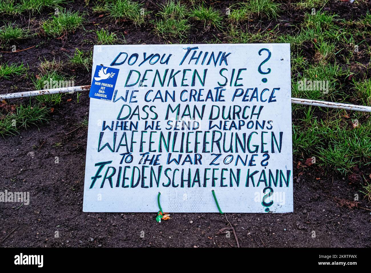 Protesta contra la guerra en el Campamento de la Libertad, Am Lustgarten, Mitte, Berlín, Alemania Demostración de libertad muestra solidaridad con las víctimas de la guerra Foto de stock