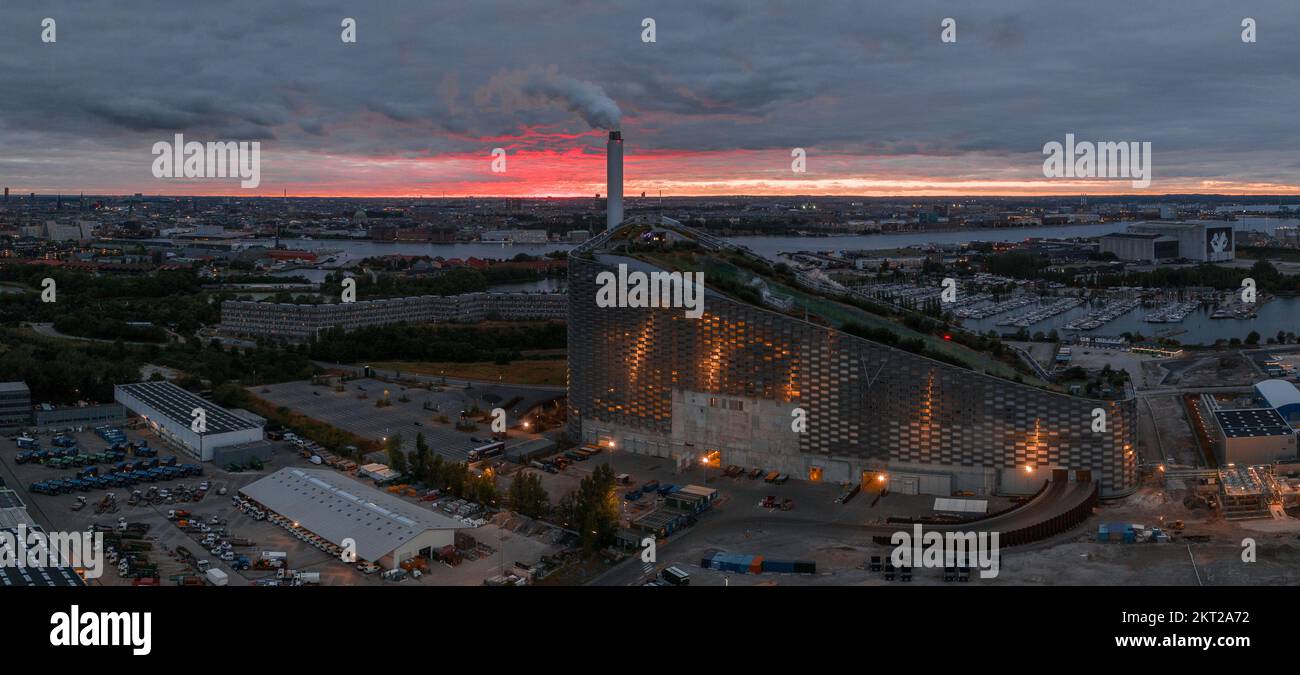 Planta de generación de energía térmica y de generación de energía y un parque deportivo en Copenhague Foto de stock