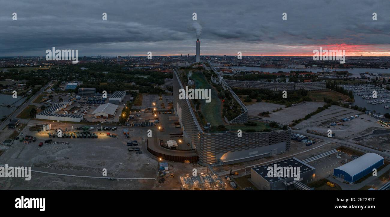 Planta de generación de energía térmica y de generación de energía y un parque deportivo en Copenhague Foto de stock