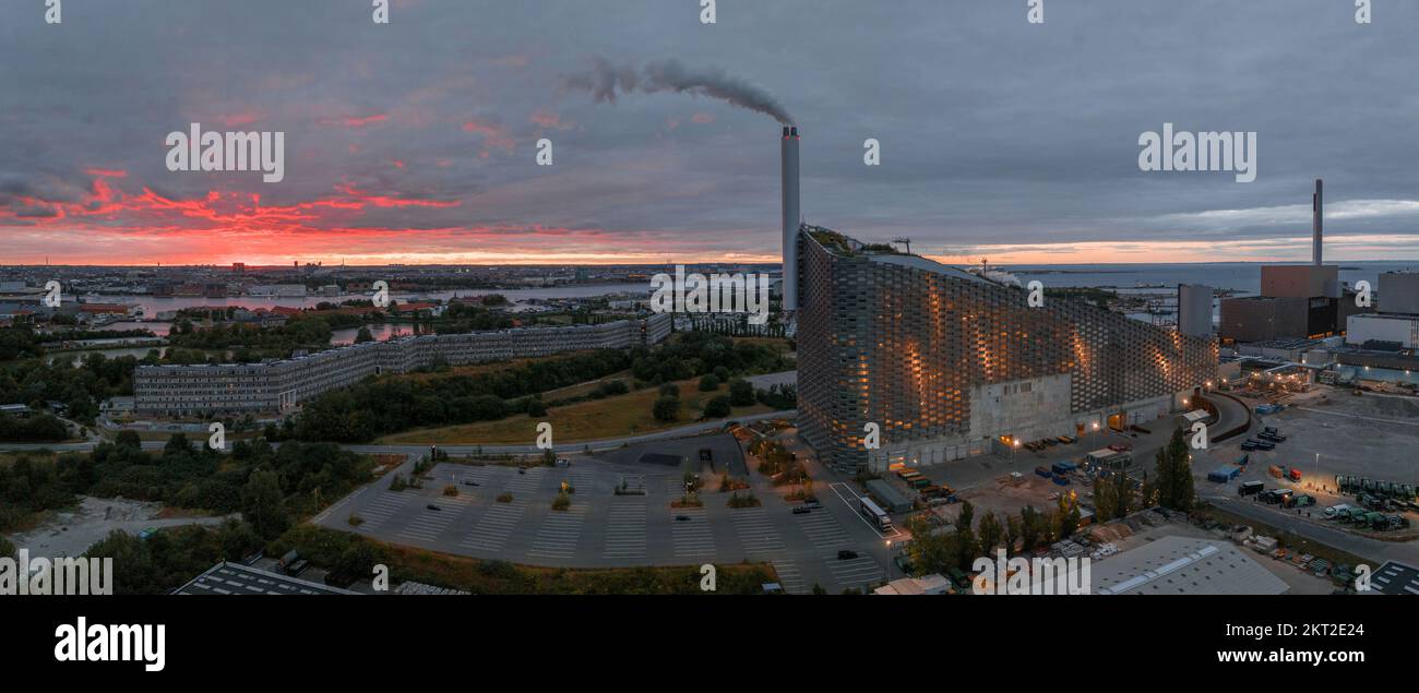 Planta de generación de energía térmica y de generación de energía y un parque deportivo en Copenhague Foto de stock