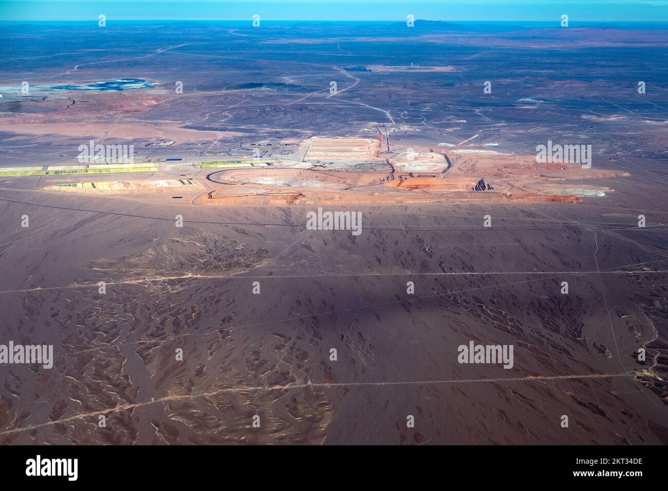 Vista aérea de las operaciones mineras de cobre en el desierto de Atacama en el norte de Chile Foto de stock