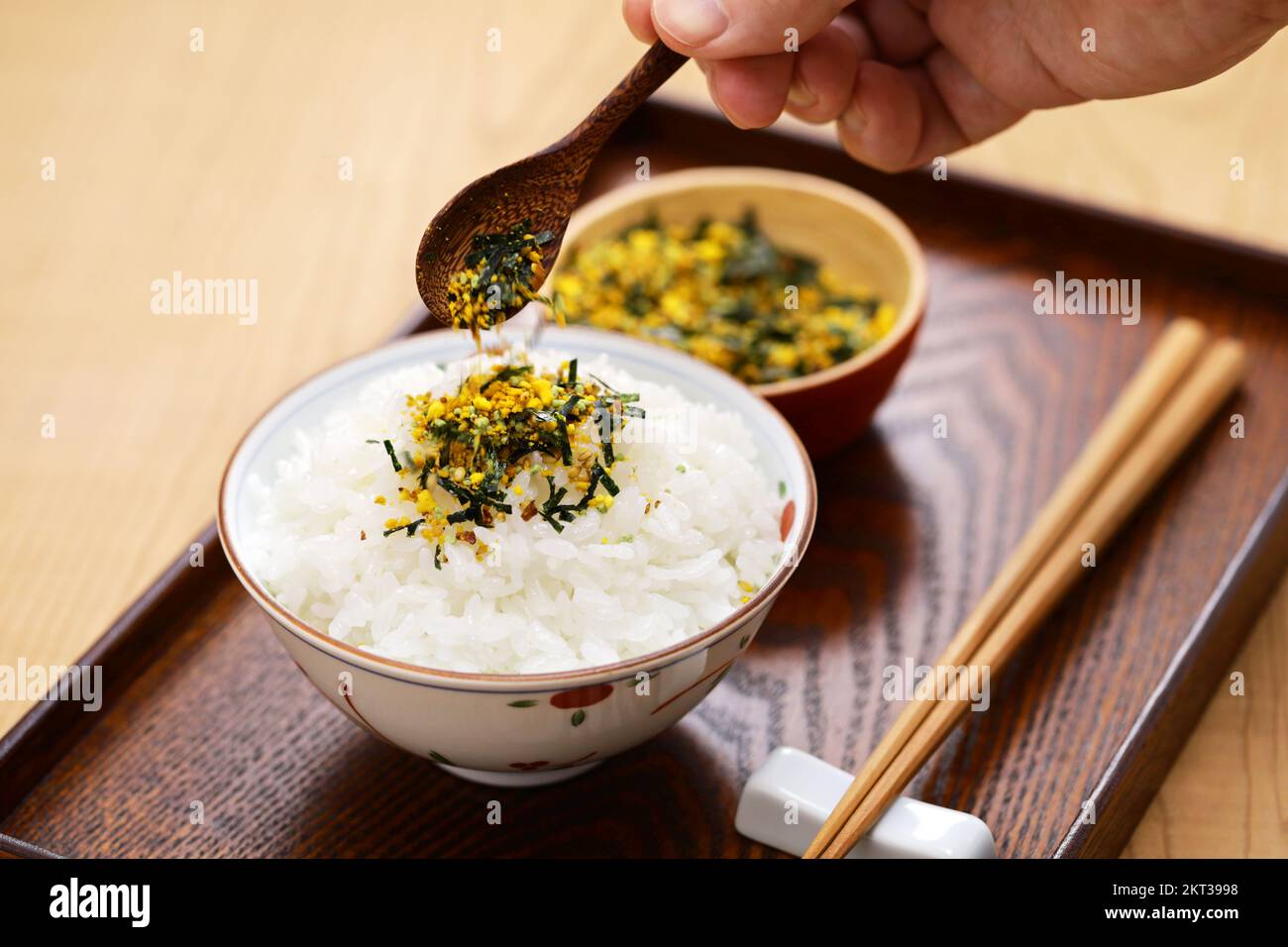 Furikake es un condimento seco japonés que se esprende sobre arroz cocido. Foto de stock