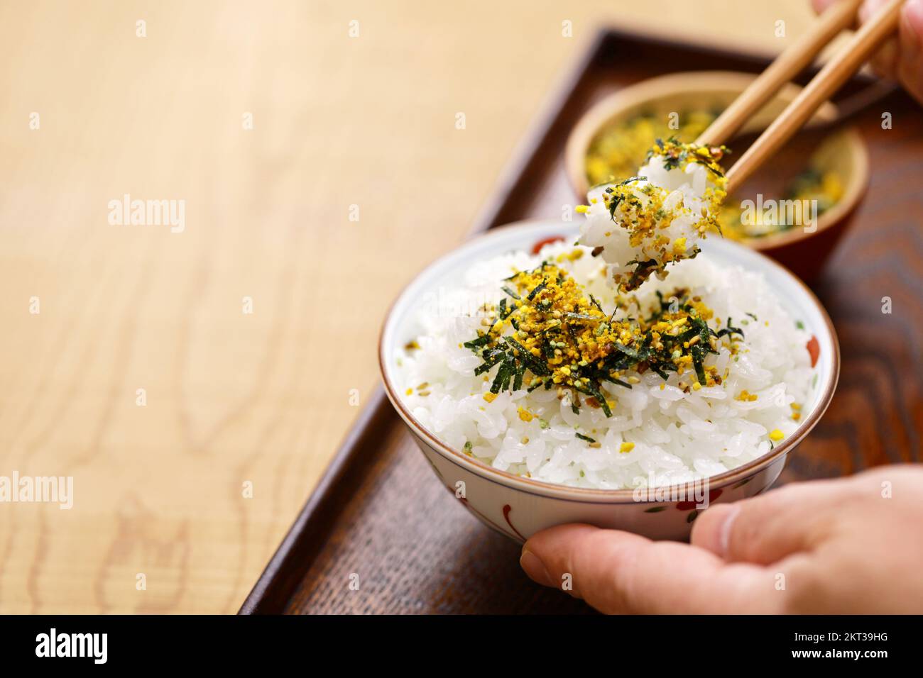 Furikake es un condimento seco japonés que se esprende sobre arroz cocido. Foto de stock