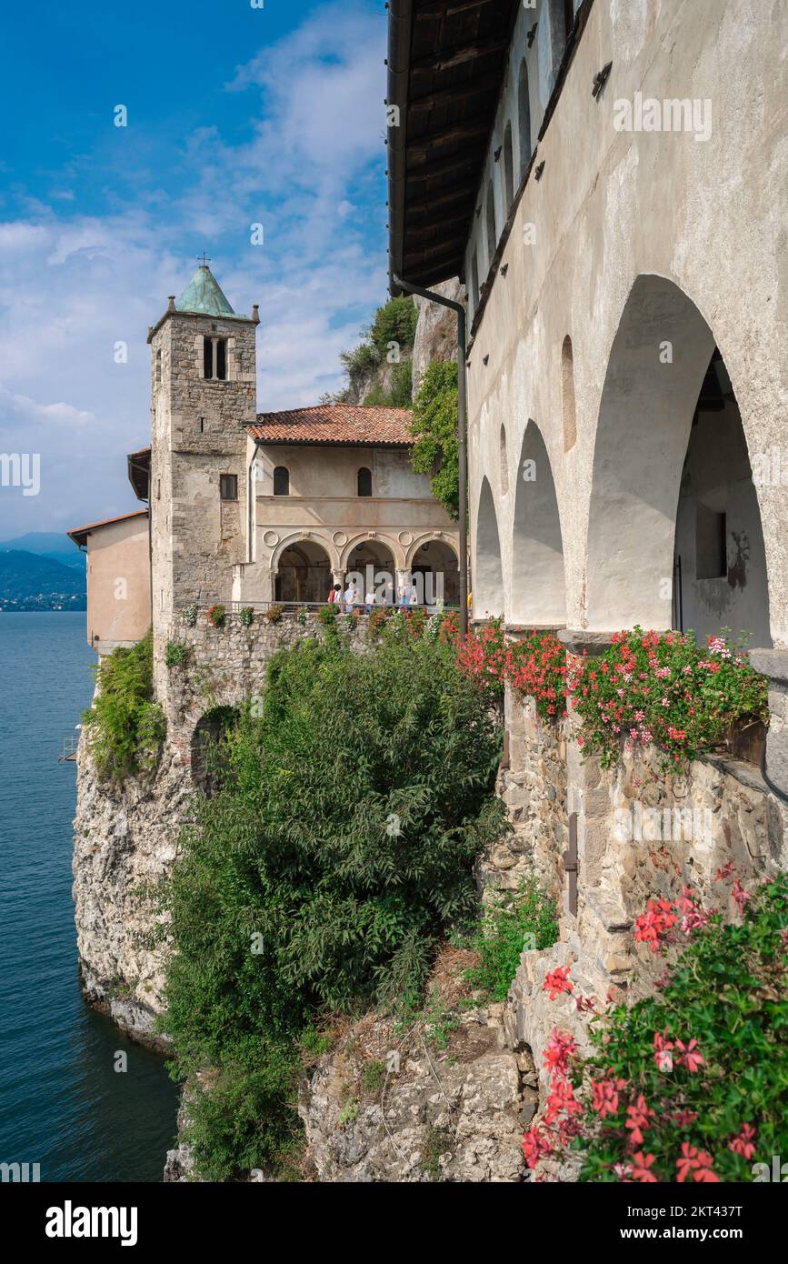 Santa Caterina del Sasso, vista del monasterio de Santa Caterina del Sasso que data del siglo 12th, situado en el lago Maggiore, Italia Foto de stock