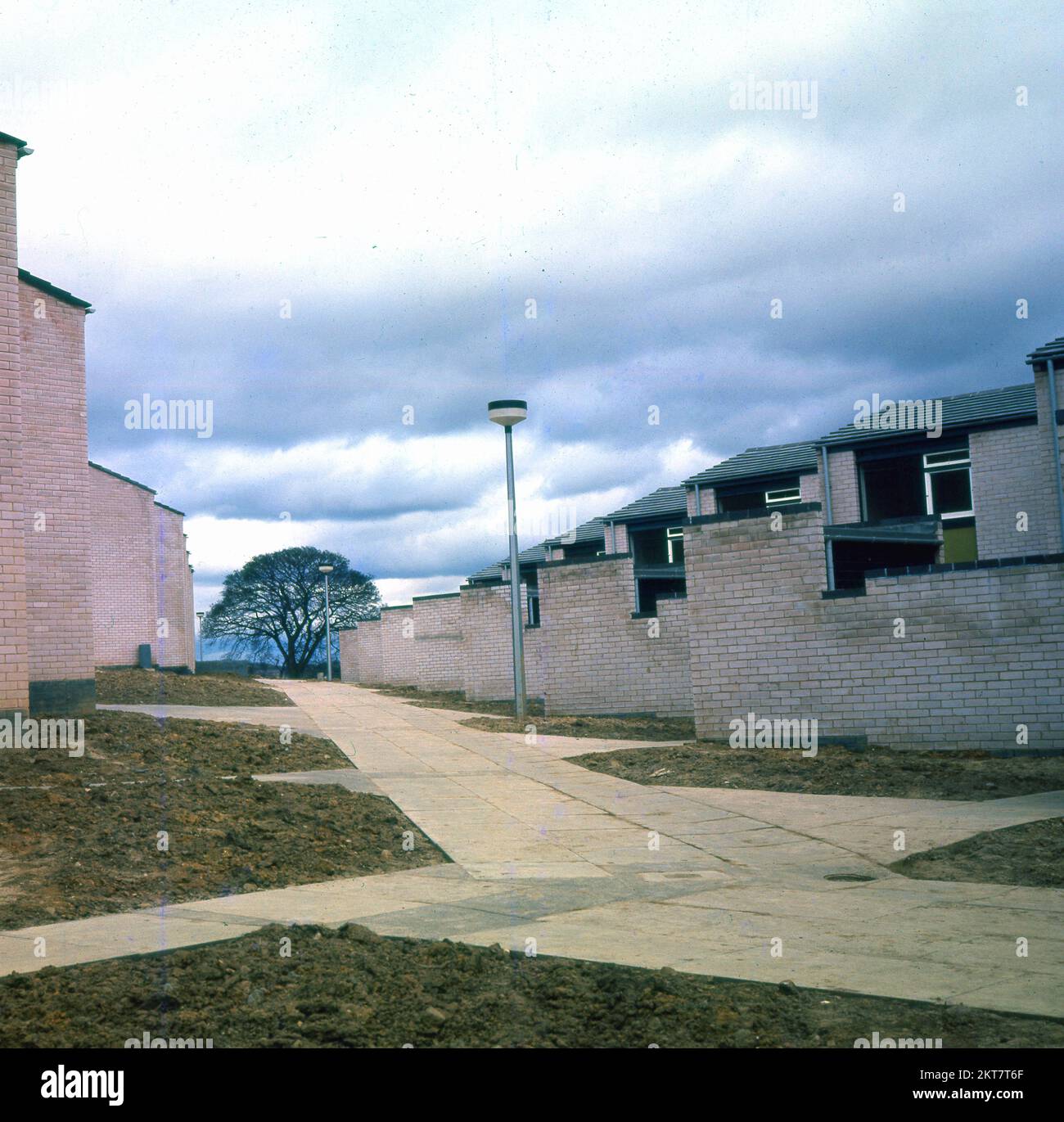 1970s, histórico, vista exterior de una finca de viviendas recientemente construida de la época, mostrando edificios y camino, la llamada 'arquitectura moderna', combinando ladrillos de luz y paneles de ventana, Inglaterra, Reino Unido. Foto de stock