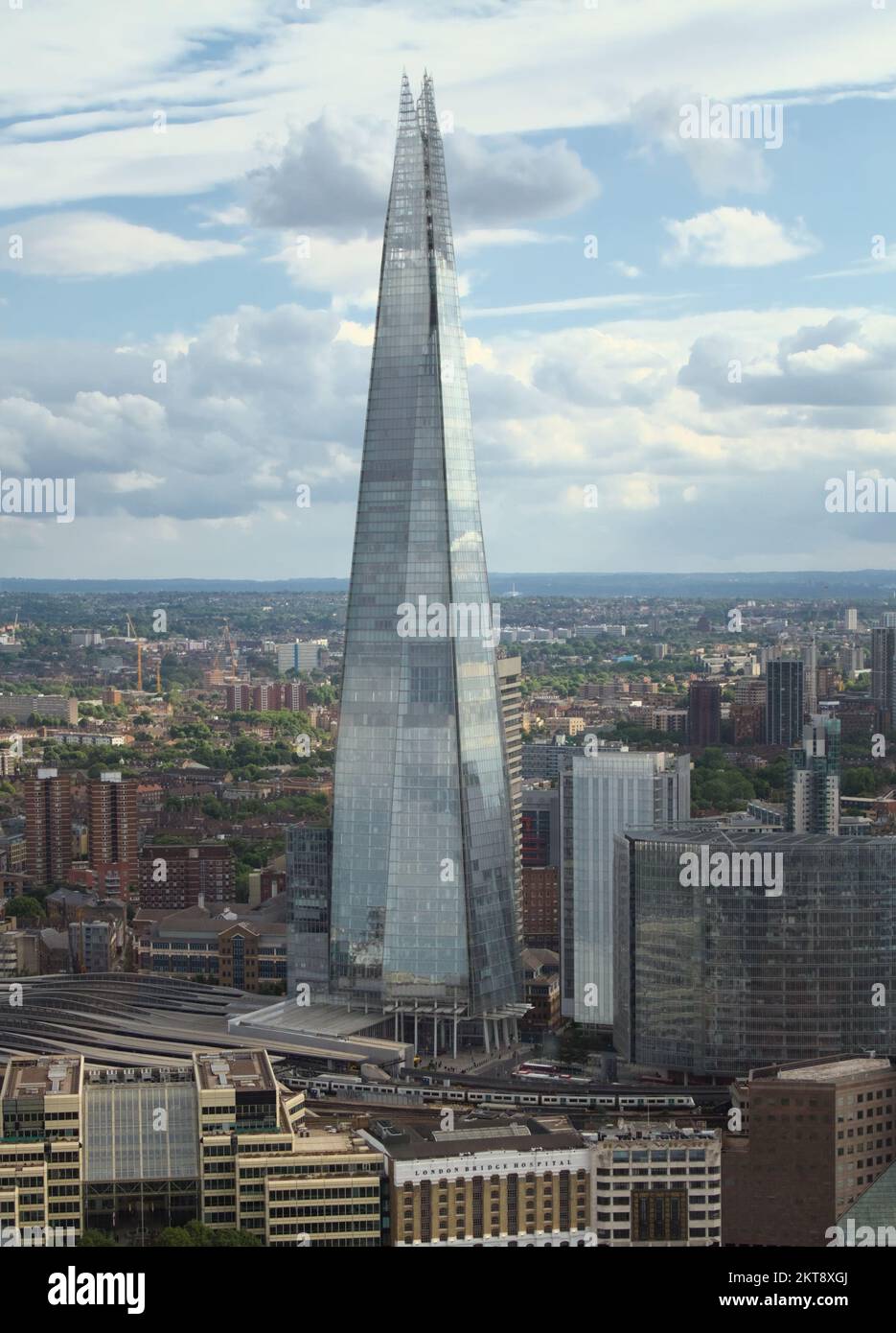 El rascacielos del edificio Shard Office y City Skyline, Londres, Reino Unido Foto de stock
