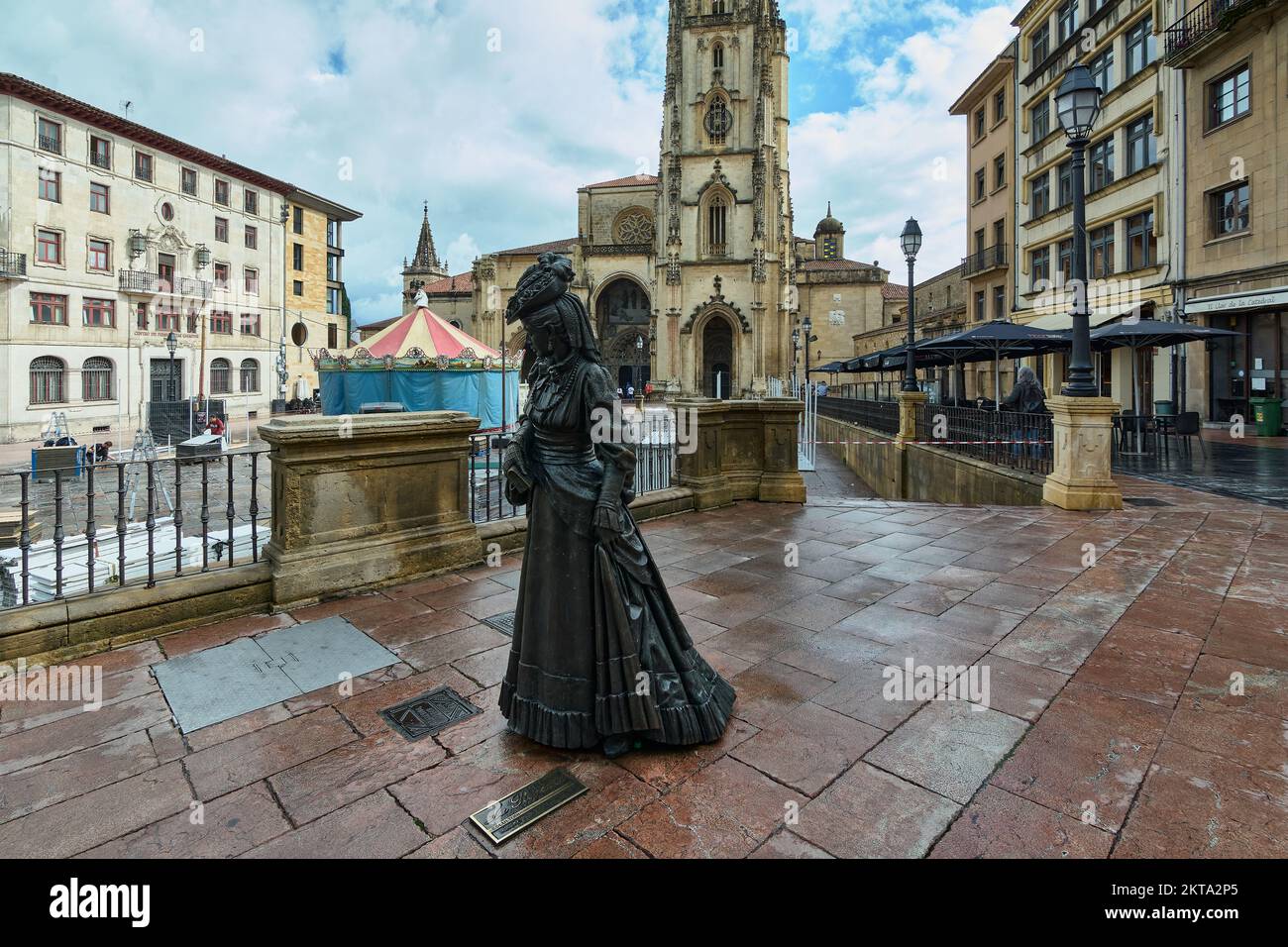 Oviedo, España. Estatua de la Regenta, de la novela realista del autor  español Leopoldo Alas Clarin, frente a la Catedral Fotografía de stock -  Alamy