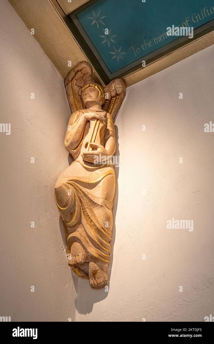 Escultura de un ángel en la Capilla de los Niños en Guildford Cathedral, Surrey, Inglaterra, Reino Unido Foto de stock