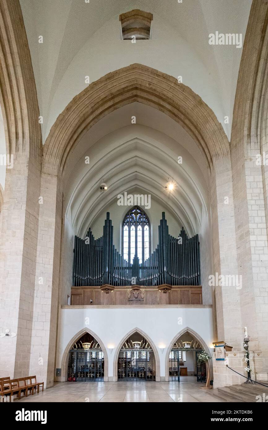 El órgano dentro de Guildford Cathedral, Surrey, Inglaterra, Reino Unido Foto de stock