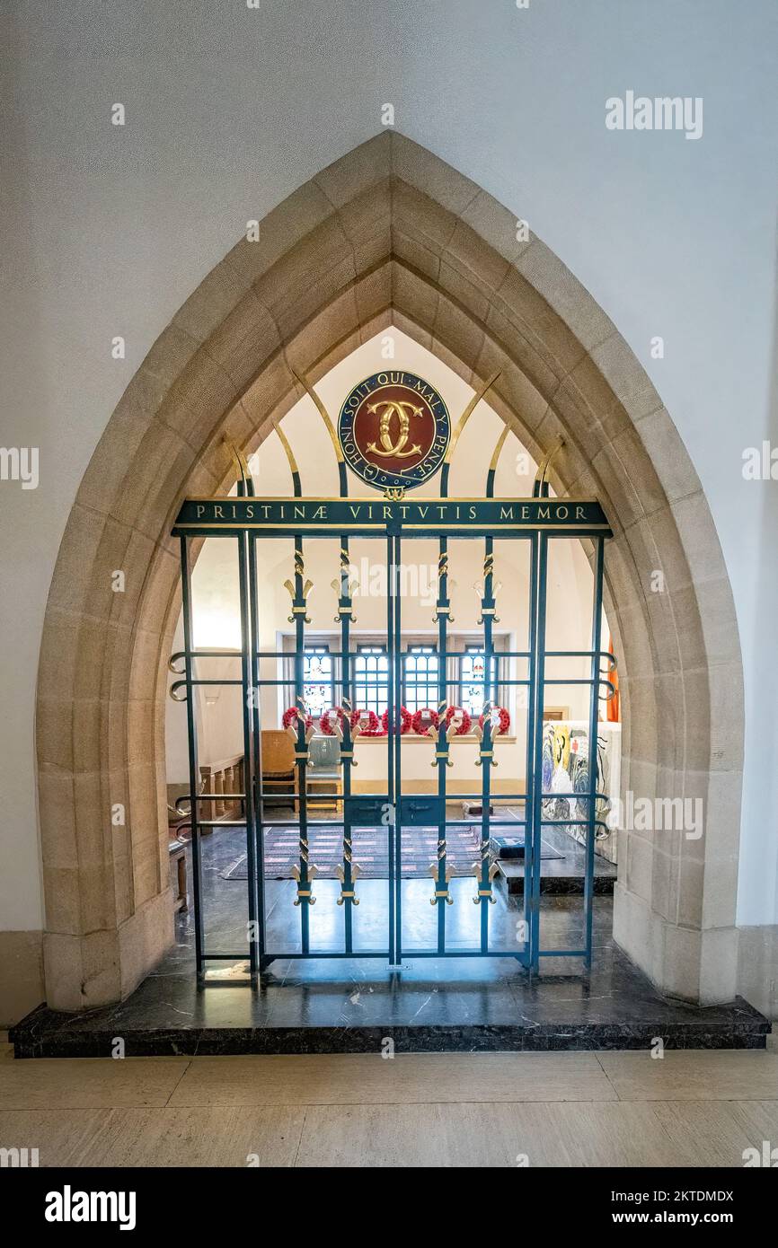 Vista a la Capilla Regimental dentro de Guildford Cathedral, Surrey, Inglaterra, Reino Unido Foto de stock