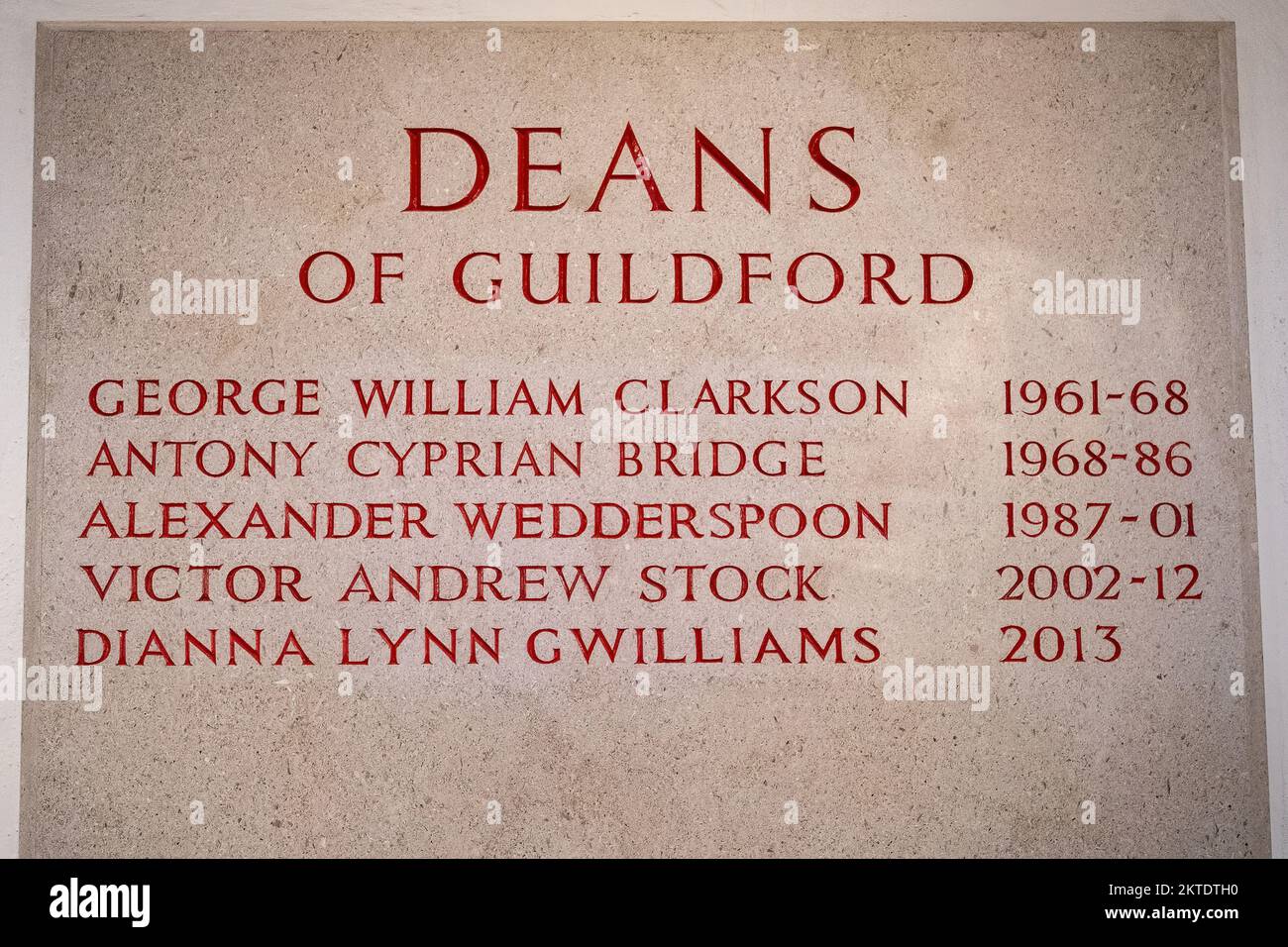 Deans of Guildford, lista sobre la placa de piedra dentro de Guildford Cathedral, Surrey, Inglaterra, Reino Unido Foto de stock