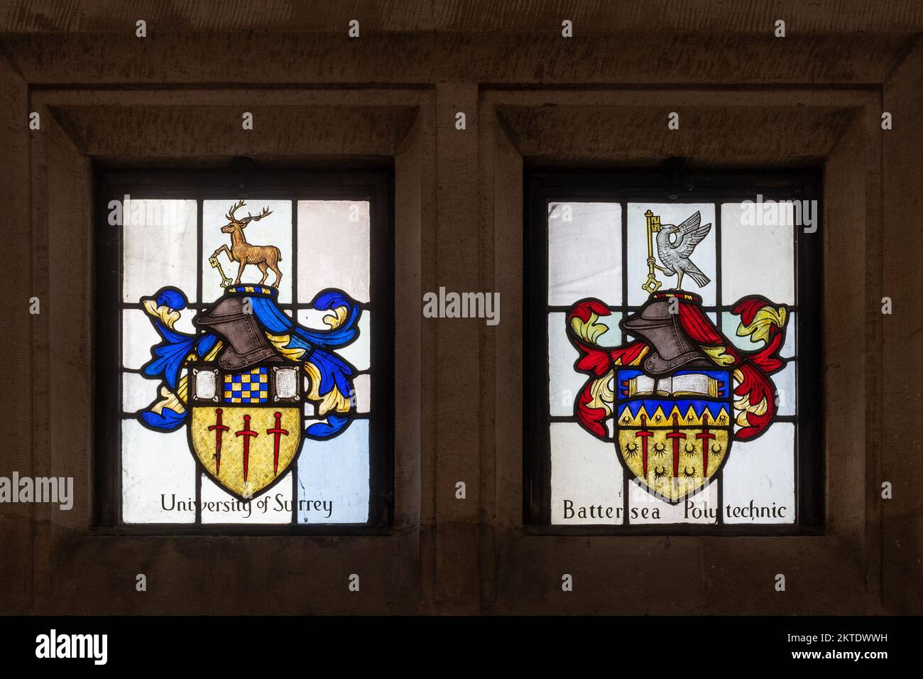 Vidrieras en Guildford Cathedral, Surrey, Inglaterra, Reino Unido Foto de stock