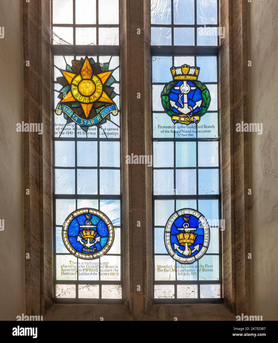 Vidrieras en Guildford Cathedral, Surrey, Inglaterra, Reino Unido Foto de stock