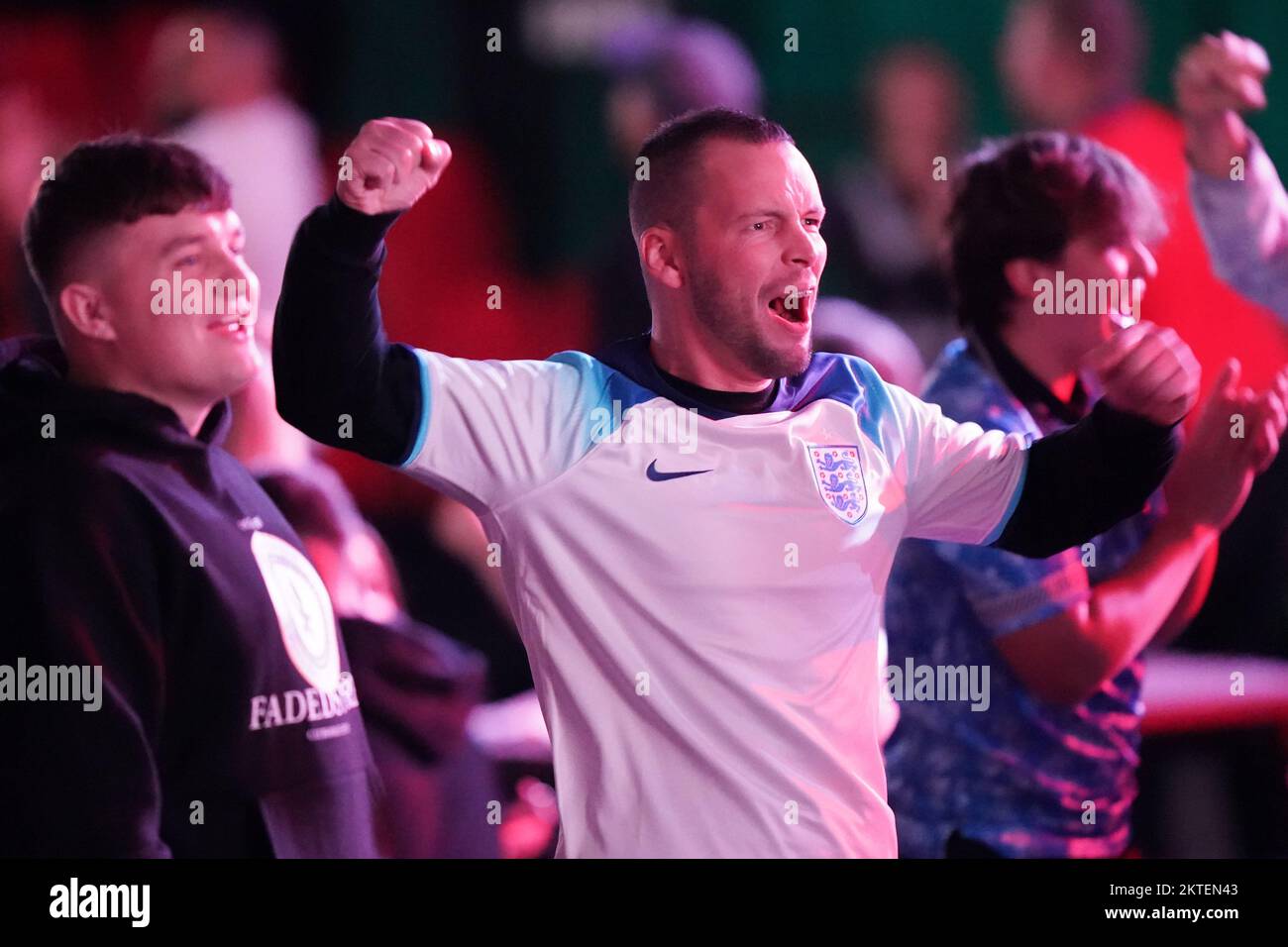 Los aficionados a Inglaterra celebran después de que Marcus Rashford de Inglaterra marque el primer gol de su equipo en el Morningside Arena, Leicester, durante una proyección del partido del Grupo B de la Copa Mundial de la FIFA entre Gales e Inglaterra. Fecha de la foto: Martes 29 de noviembre de 2022. Foto de stock