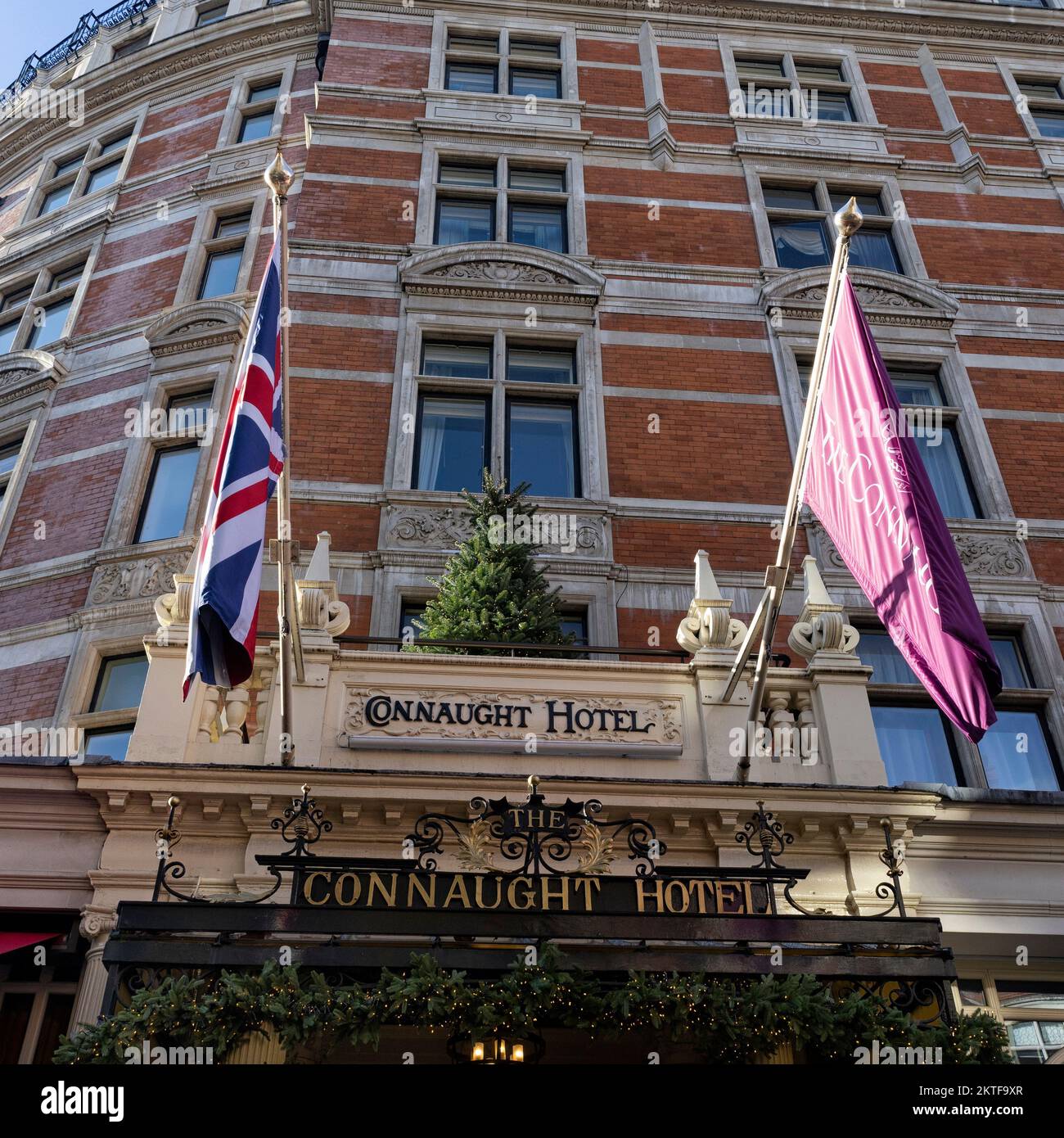 LONDRES, REINO UNIDO - 16 DE NOVIEMBRE DE 2022: Fachada y letrero en el Hotel Connaught en Carlos Place, Mayfair Foto de stock