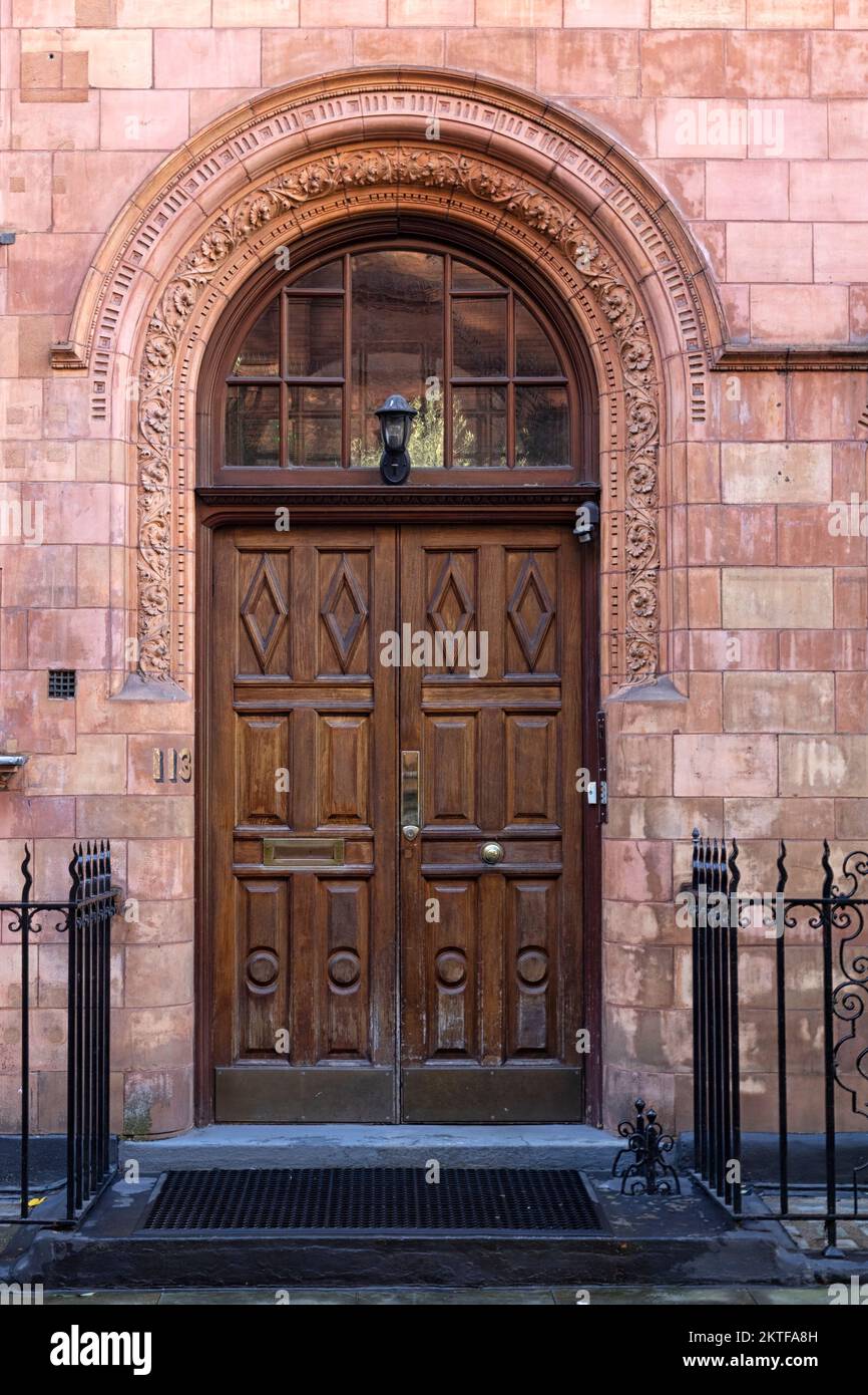 LONDRES, Reino Unido - 16 DE NOVIEMBRE de 2022: Puerta ornamentada con arcos victorianos en Mount Street, Mayfair Foto de stock