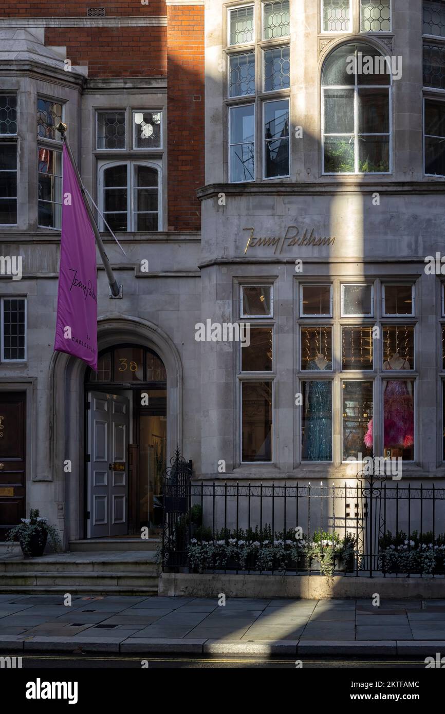 LONDRES, Reino Unido - 16 DE NOVIEMBRE de 2022: Vista exterior de la tienda Jenny Packham en Carlos Place, Mayfair Foto de stock