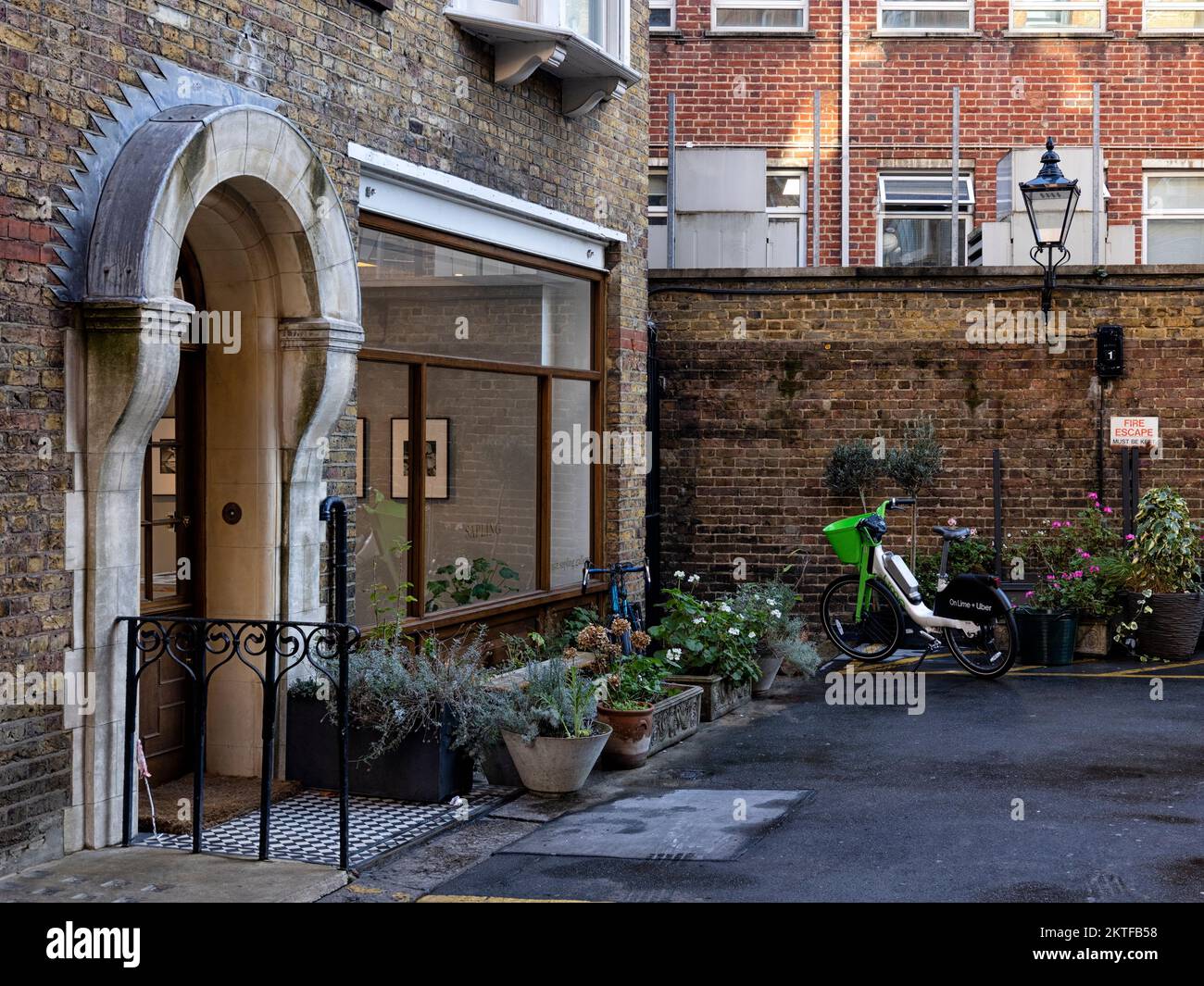 LONDRES, Reino Unido - 16 DE NOVIEMBRE de 2022: Vista exterior de la galería Sapling Gallery, junto a Mount Street en Mayfair Foto de stock