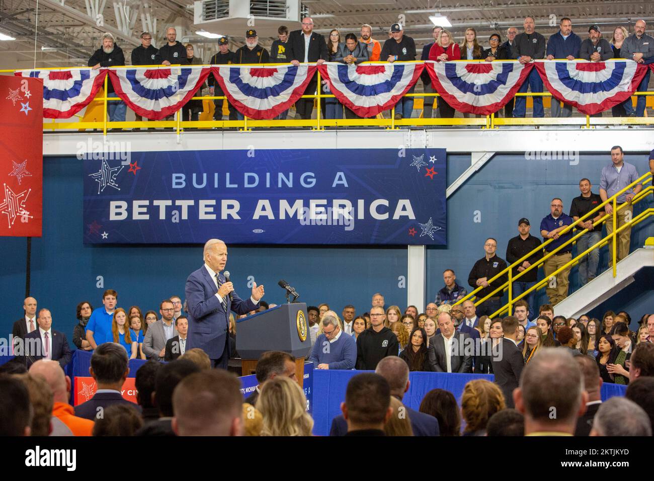 Bay City, Michigan, EE.UU. 29th de Nov de 2022. El presidente Joe Biden visitó la nueva planta de microprocesadores SK Siltron, que se inauguró en septiembre. Habló de los esfuerzos de su administración para crear empleos manufactureros bien remunerados. Los chips de SK Siltron están diseñados especialmente para su uso en vehículos eléctricos. Crédito: Jim West/Alamy Live News Foto de stock