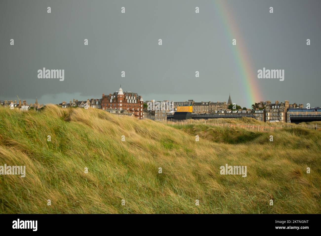 Una vista de St Andrews Old Course con arco iris Foto de stock