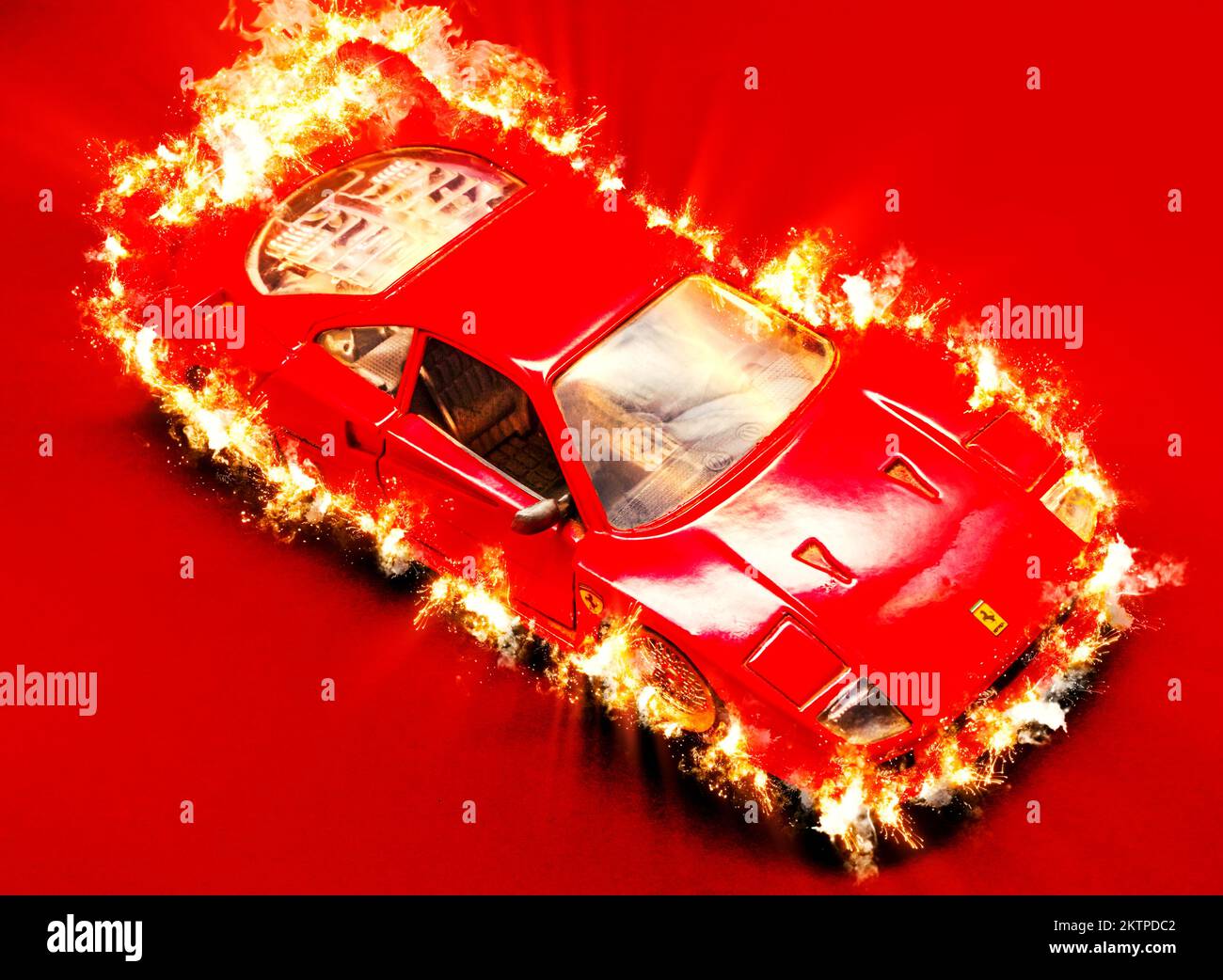 Rojo caliente Ferrari F40 racer quemando chispas de calor chispas del supercoche de la rueda Foto de stock